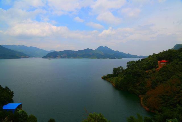 仙島湖遠離城市,湖內碧波萬傾,水中仙島競秀,兩岸青山峽嶼,山中溶洞