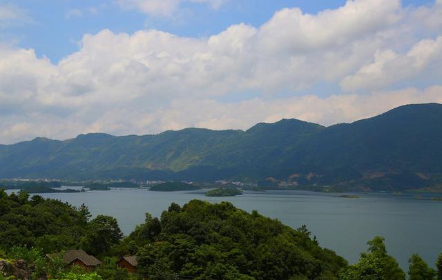 仙島湖遠離城市,湖內碧波萬傾,水中仙島競秀,兩岸青山峽嶼,山中溶洞