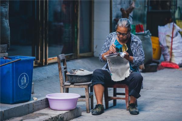 传统蜡染作品背后的意义，感受中国传承几千年的艺术瑰宝