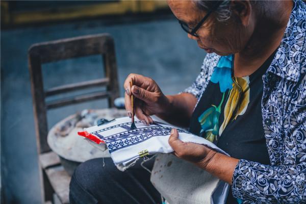 传统蜡染作品背后的意义，感受中国传承几千年的艺术瑰宝