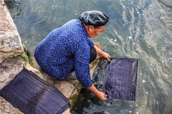 传统蜡染作品背后的意义，感受中国传承几千年的艺术瑰宝