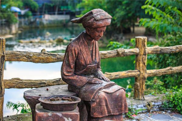 传统蜡染作品背后的意义，感受中国传承几千年的艺术瑰宝