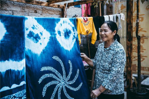 传统蜡染作品背后的意义，感受中国传承几千年的艺术瑰宝