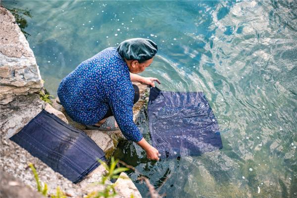 传统蜡染作品背后的意义，感受中国传承几千年的艺术瑰宝