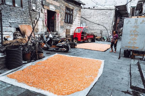 传统蜡染作品背后的意义，感受中国传承几千年的艺术瑰宝