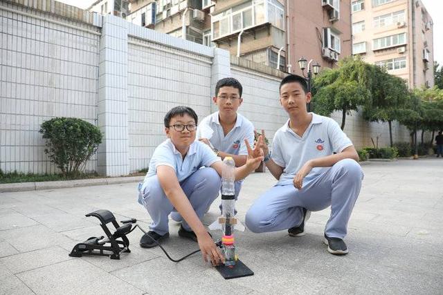 纸桥的简单做法，纸桥的简单做法图片（这所学校将“小纸人”玩出新花样）