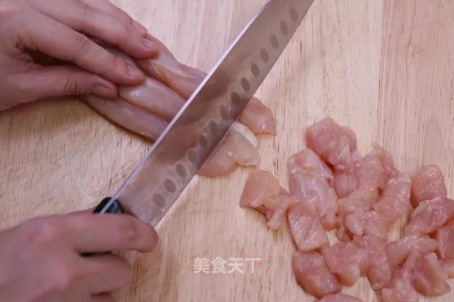 宫保鸡丁的宫保是什么意思，宫保鸡丁的材料（鸡丁肉质鲜嫩、味道浓郁）