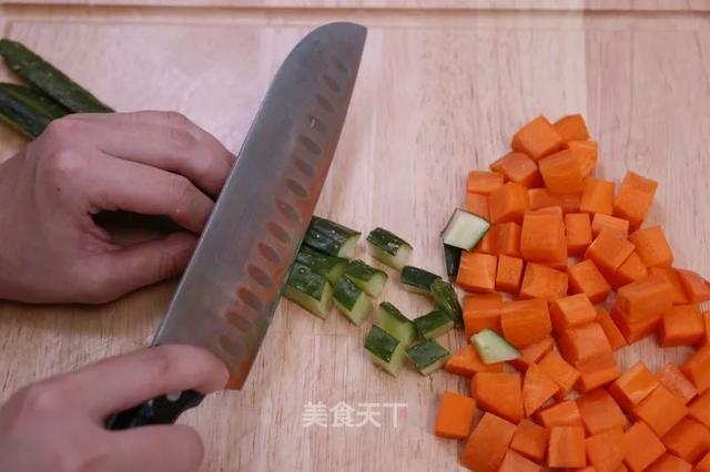 宫保鸡丁的宫保是什么意思，宫保鸡丁的材料（鸡丁肉质鲜嫩、味道浓郁）