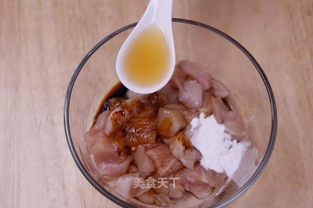 宫保鸡丁的宫保是什么意思，宫保鸡丁的材料（鸡丁肉质鲜嫩、味道浓郁）