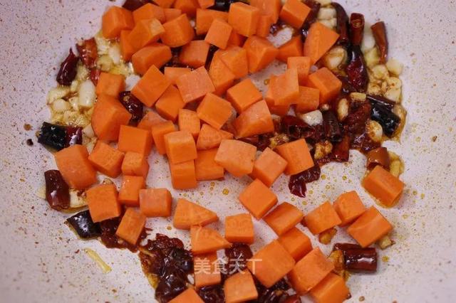 宫保鸡丁的宫保是什么意思，宫保鸡丁的材料（鸡丁肉质鲜嫩、味道浓郁）