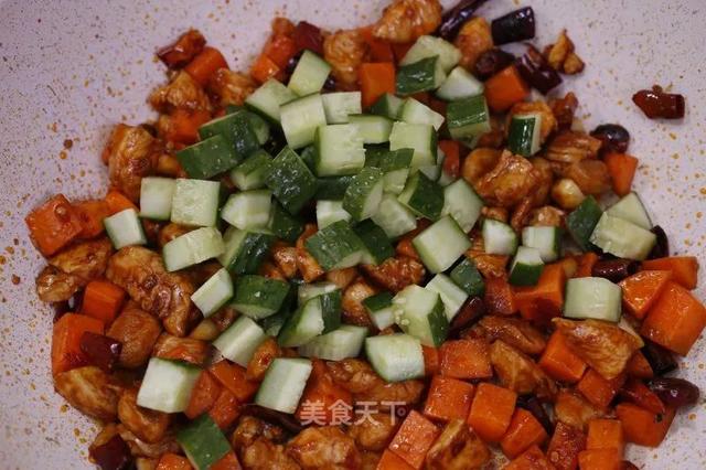 宫保鸡丁的宫保是什么意思，宫保鸡丁的材料（鸡丁肉质鲜嫩、味道浓郁）