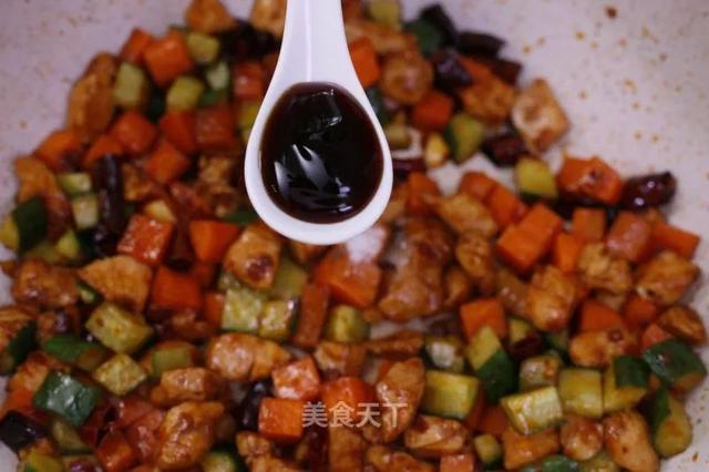 宫保鸡丁的宫保是什么意思，宫保鸡丁的材料（鸡丁肉质鲜嫩、味道浓郁）