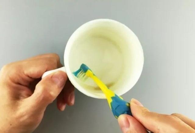 教你如何轻松去除茶垢，用了N种方法清洗茶垢