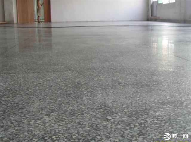 水磨石地面的优点有哪些，水磨石地面的优点有哪些缺点（大连装修网跟你一起看水磨石地面施工工艺）