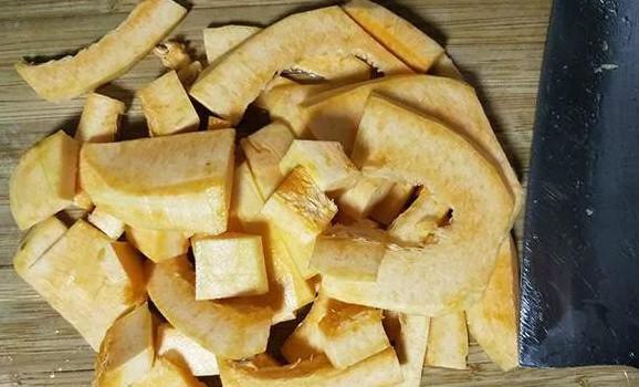 用面粉做南瓜饼会硬吗，南瓜饼懒人做法（做南瓜饼用面粉就错了）