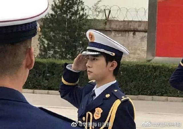 TFBOYS帅气图片，tfboys帅气的照片（军装照，一身正气的帅气酷盖）