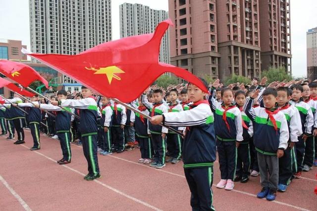 少先队 队报是什么，学校少先队全称（烟台少先队员喜迎建队70周年）