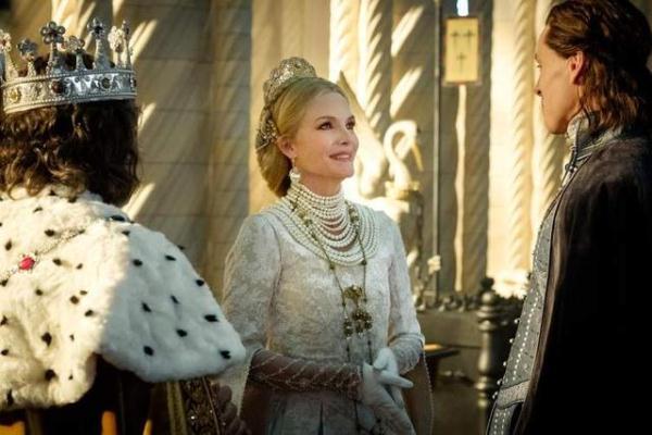 绚丽缤纷的意思，绚丽缤纷的意思是什么意思（女巫、公主和王后三个女人一台戏）