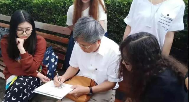 福娃的含义，福娃的含义和构成（他悄悄在街头画了几笔）