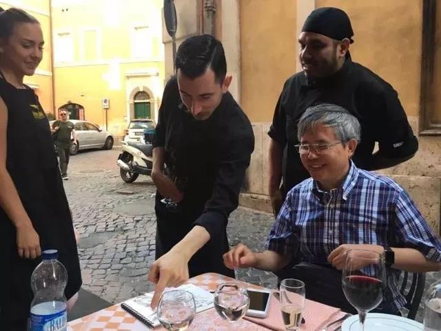 福娃的含义，福娃的含义和构成（他悄悄在街头画了几笔）