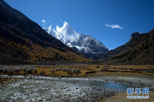 稻城亚丁在哪个省哪个市，稻城亚丁景区介绍（四川稻城：亚丁秋色美）