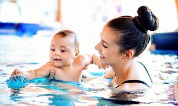 婴儿游泳有什么好处和坏处，宝宝游泳有什么好处和坏处（只是你还被蒙在鼓里不知）