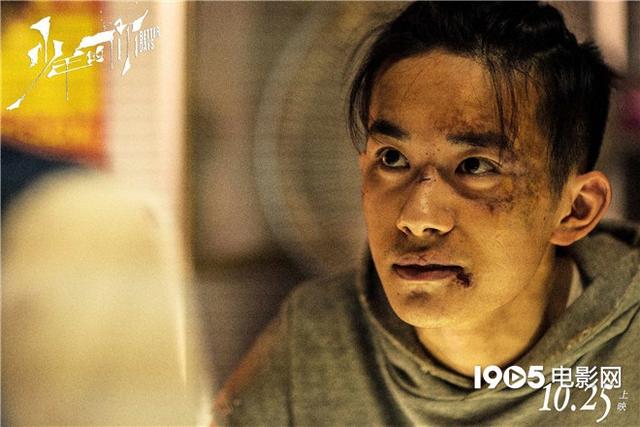 周冬雨和易烊千玺拍的电影叫什么，易烊千玺和周冬雨演的是什么电影（周冬雨易烊千玺演绎别样青春）