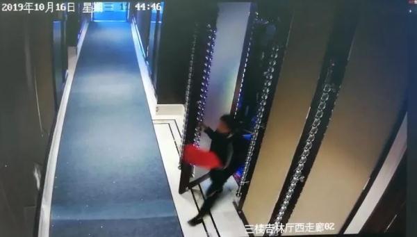 他将是你的新郎，他将是你的新郎是什么歌（伴娘突然跑上台说了句话）