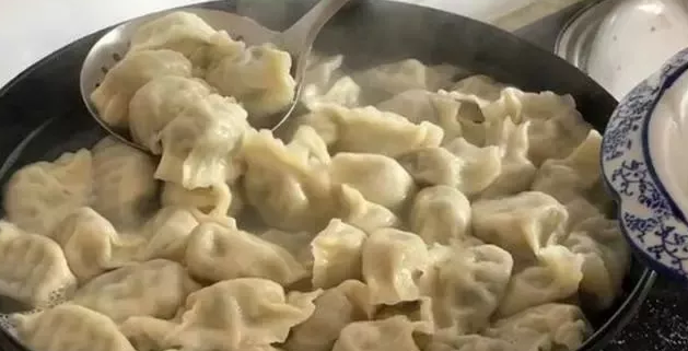 饺子皮怎么保存，饺子皮保存技巧（直接放冰箱就“废了”）