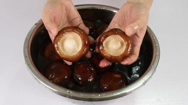 蘑菇如何清洗，脏东西小虫子乖乖溜走