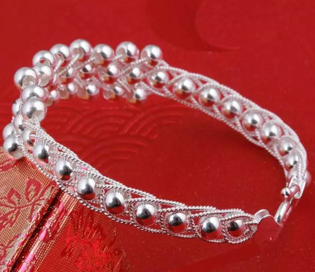 银镯子变黑怎么清洗，银镯子变黑怎么清洗锡纸（清洗银首饰的3种方法）