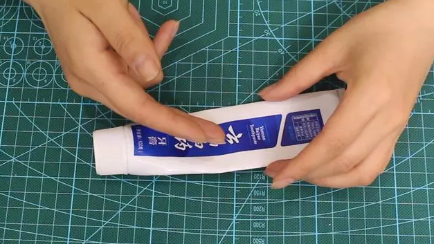 银镯子变黑怎么清洗，银镯子变黑怎么清洗锡纸（清洗银首饰的3种方法）