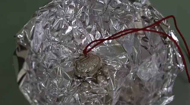 银镯子变黑怎么清洗，银镯子变黑怎么清洗锡纸（清洗银首饰的3种方法）