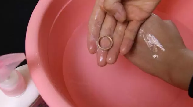 银镯子变黑怎么清洗，银镯子变黑怎么清洗锡纸（清洗银首饰的3种方法）