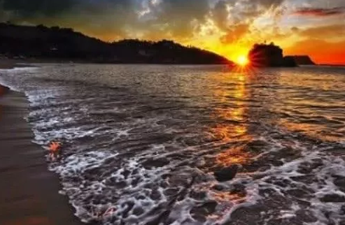 海水涨落的现象是由什么和什么引起的（为什么大海会涨潮退潮）