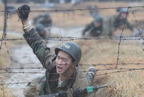 韩国人入伍的问题，韩国人入伍是干什么（拟规定男性移民服兵役）