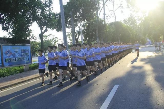 流浪在外闯天涯歌词，流浪的人走天涯歌词（到“沙角大学”一个月了）