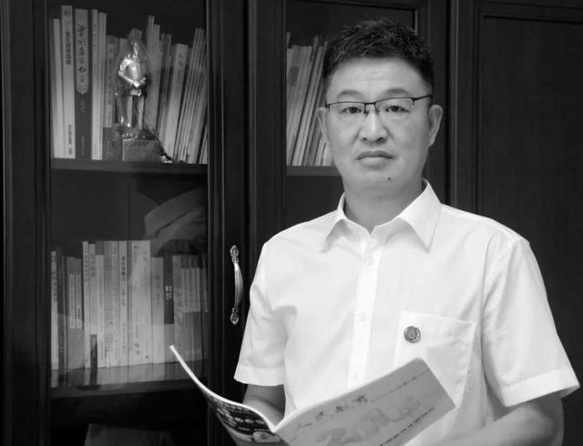 老板父亲去世致哀短信，哀悼领导父亲短信（女儿写的这行字看哭无数人……）