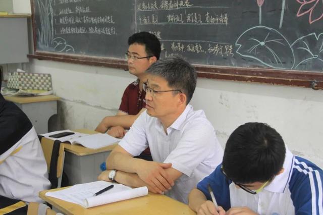 老板父亲去世致哀短信，哀悼领导父亲短信（女儿写的这行字看哭无数人……）