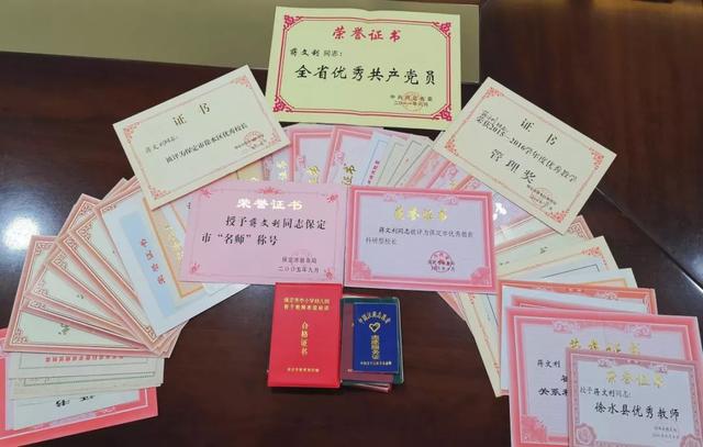 老板父亲去世致哀短信，哀悼领导父亲短信（女儿写的这行字看哭无数人……）