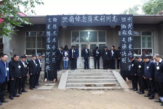 老板父亲去世致哀短信，哀悼领导父亲短信（女儿写的这行字看哭无数人……）