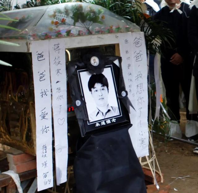 老板父亲去世致哀短信，哀悼领导父亲短信（女儿写的这行字看哭无数人……）