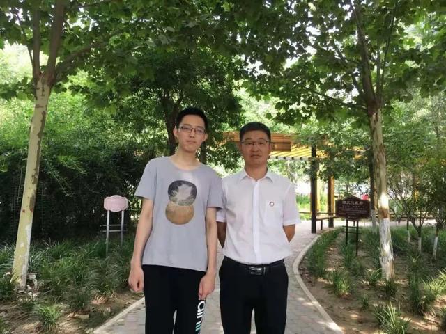 老板父亲去世致哀短信，哀悼领导父亲短信（女儿写的这行字看哭无数人……）