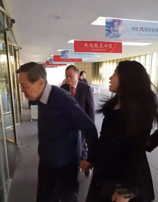 97岁驼背老人现状，97岁杨振宁携妻子出行