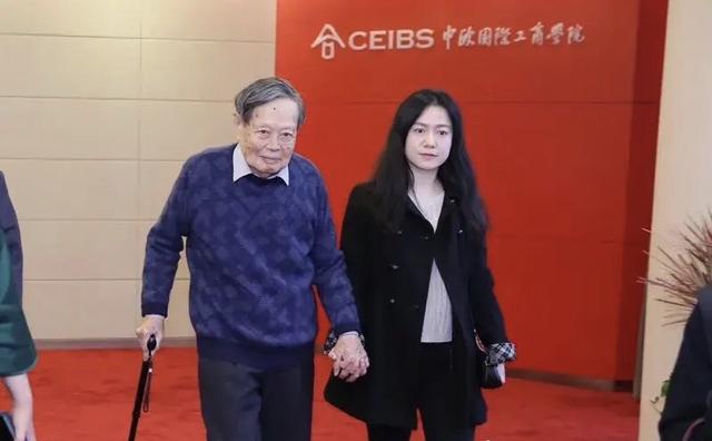 97岁驼背老人现状，97岁杨振宁携妻子出行