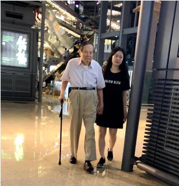 97岁驼背老人现状，97岁杨振宁携妻子出行
