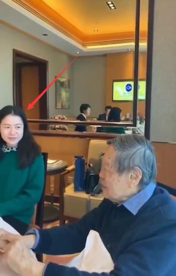 97岁驼背老人现状，97岁杨振宁携妻子出行