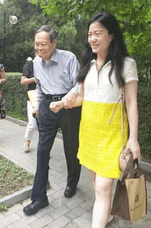 97岁驼背老人现状，97岁杨振宁携妻子出行
