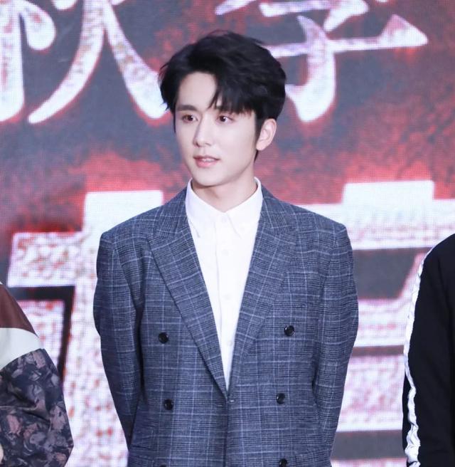 赵今麦的男朋友王俊凯，欧阳娜娜的青梅竹马（爱情高级定制不官宣；张新成被业内看好；有翡难改注水剧情）