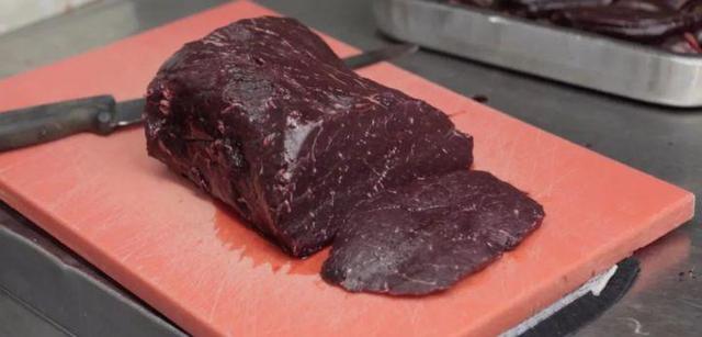 鲸鱼属于鱼吗，鲸鱼是“鱼”吗（在海里睡觉时为什么不会憋死）